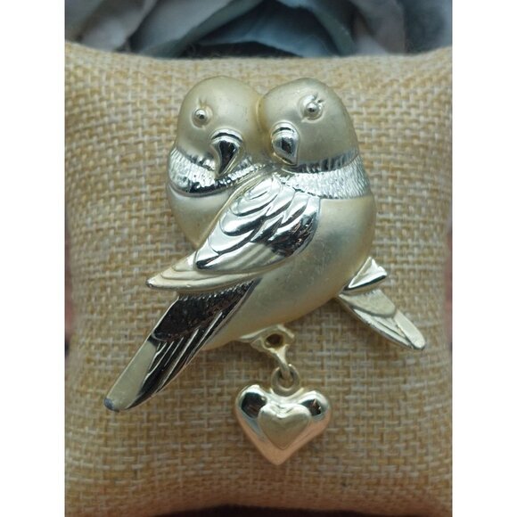 Vintage AJC Brooch Love Birds Brushed Gold Tone Dangle Heart Mid Century Signed - Picture 3 of 15